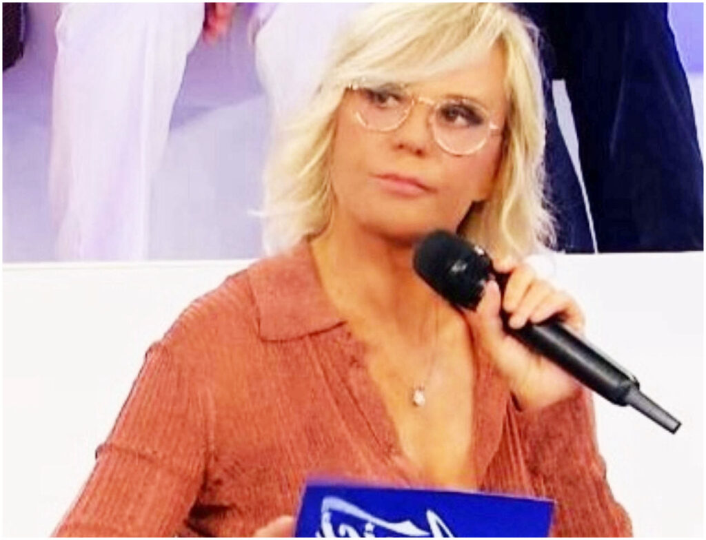 Amici e Uomini e Donne sospendono le puntate: le novità sulla programmazione attuale delle trasmissioni