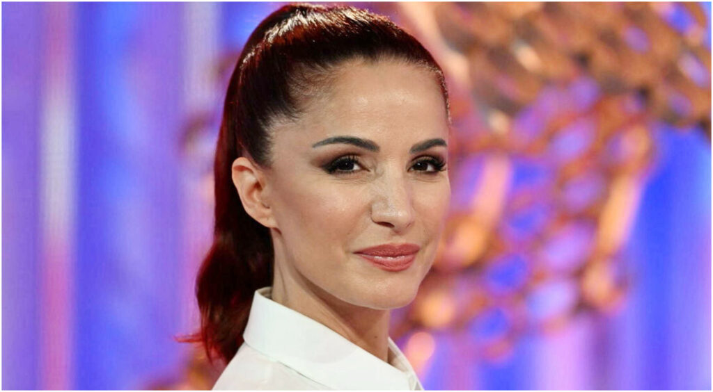 Andrea Delogu bacia un uomo in strada, ma non è Nikita Perotti dopo Ballando con le Stelle