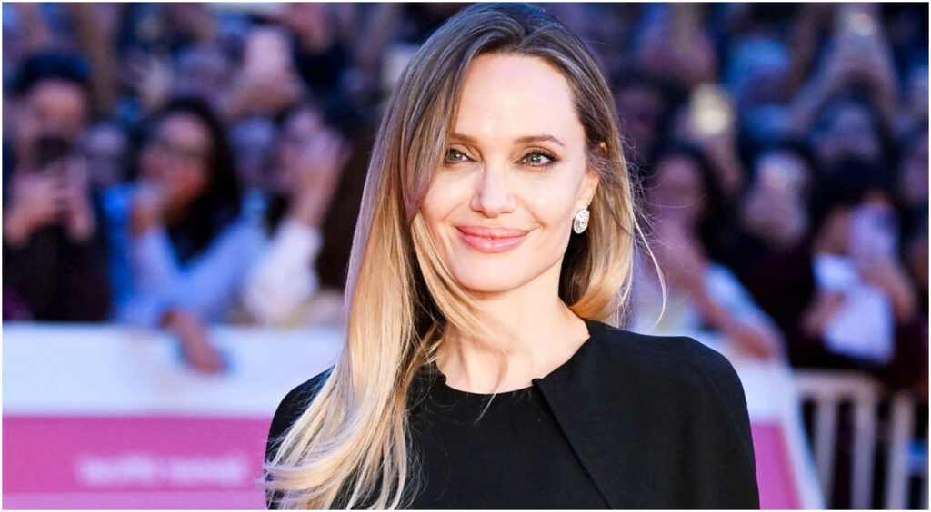 Angelina Jolie condivide immagini delle cicatrici della sua doppia mastectomia con le donne amate