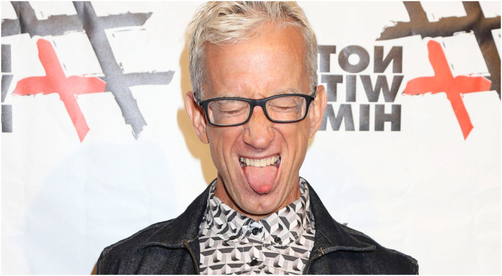 Attore soccorso da passanti dopo essere stato trovato privo di sensi in strada, pronto a riprendersi