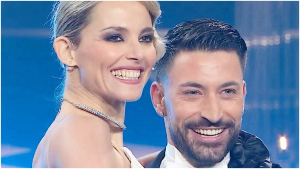 Francesca Fialdini si esibisce in danza e canto a Ballando con le Stelle, conquistando voti alti