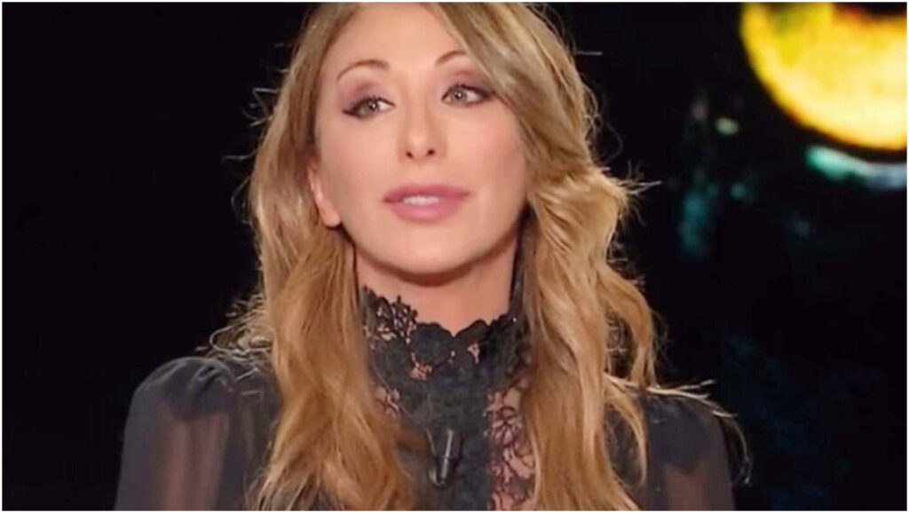 Sabrina Salerno si emoziona per un’infanzia difficile, mistero sul corteggiatore di Fagnani