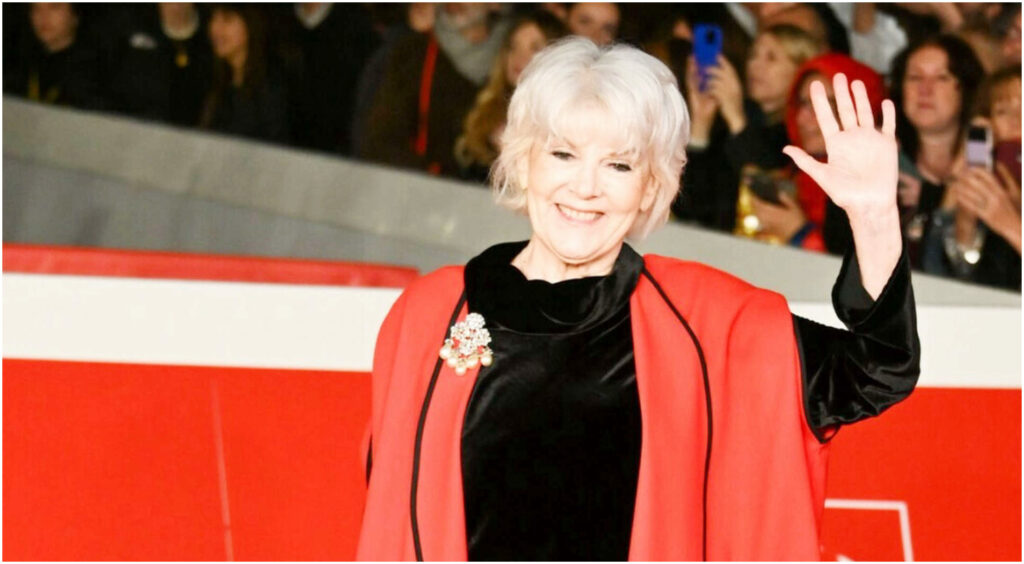 Caterina Caselli racconta il suicidio del padre e l’opposizione della madre alla sua carriera musicale