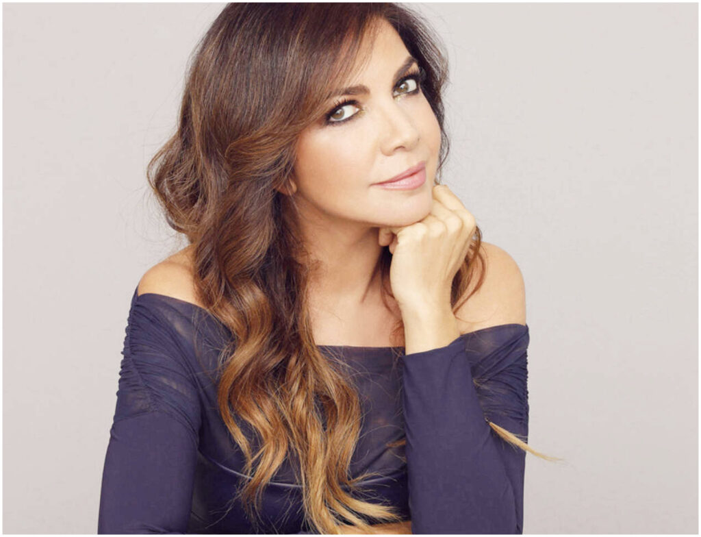 Cristina D’Avena racconta il suo sogno nel canto e la paura di volare, con la penna del papà sempre con sé