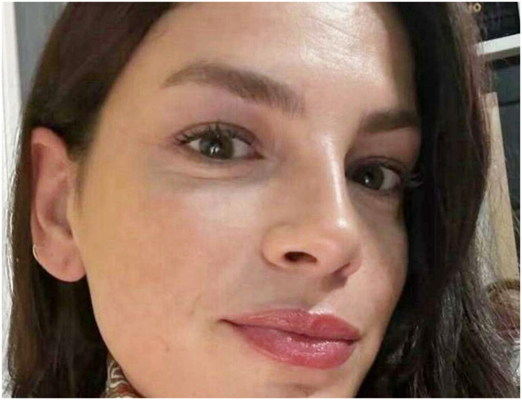 Emma parla delle sfide nel mondo della musica e del dolore di suonare le chitarre del padre.