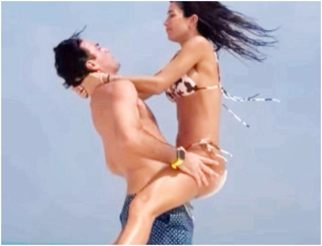 Federica Nargi e Alessandro Matri in vacanza alle Maldive con le loro due figlie.