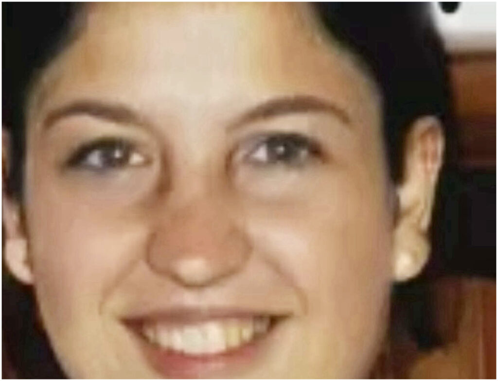 Garlasco, la ricostruzione dell’ultimo attacco a Chiara sulle scale solleva interrogativi importanti