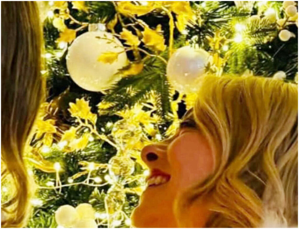 Giorgia Meloni e la figlia Ginevra allestiscono l’albero di Natale nel giorno dell’Immacolata