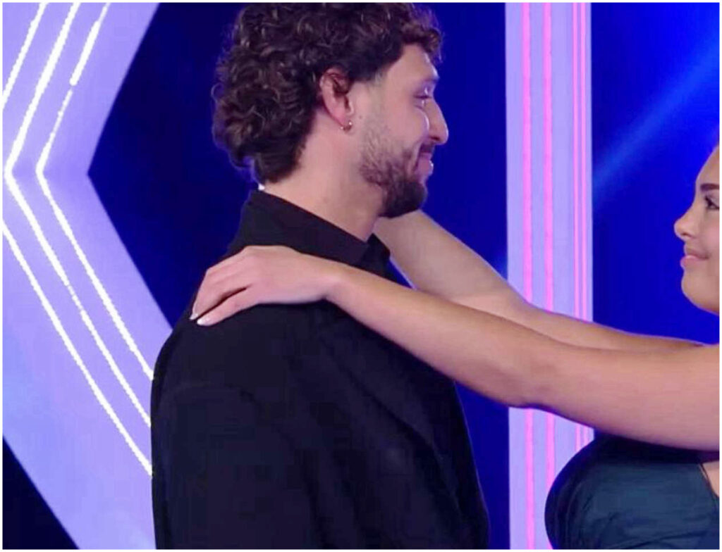 Grande Fratello: Grazia e Mattia sorpresi insieme in camera dopo la finale, attimi di intimità