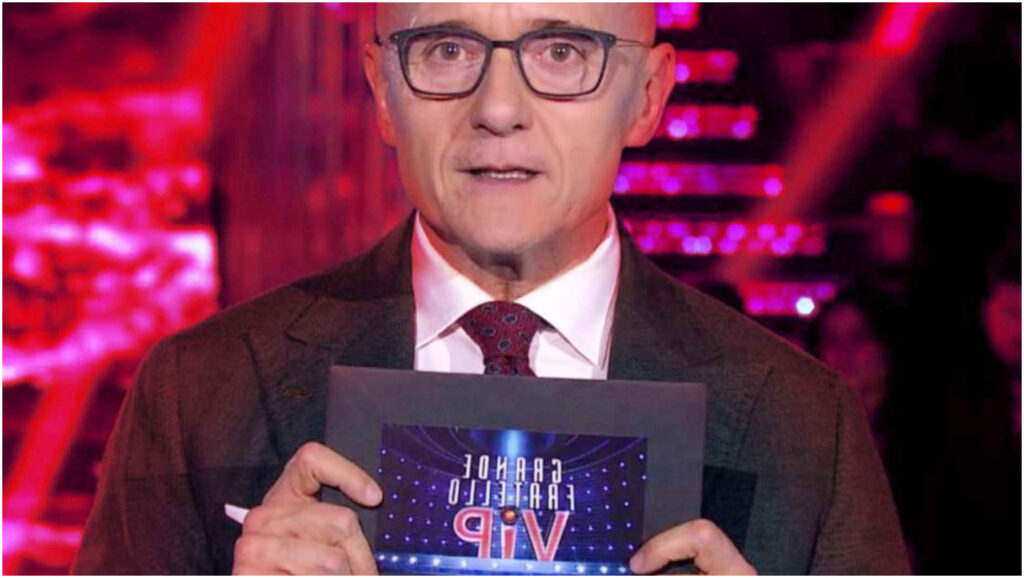 La posizione di Signorini nel Grande Fratello Vip attualmente è congelata e in attesa di sviluppi.