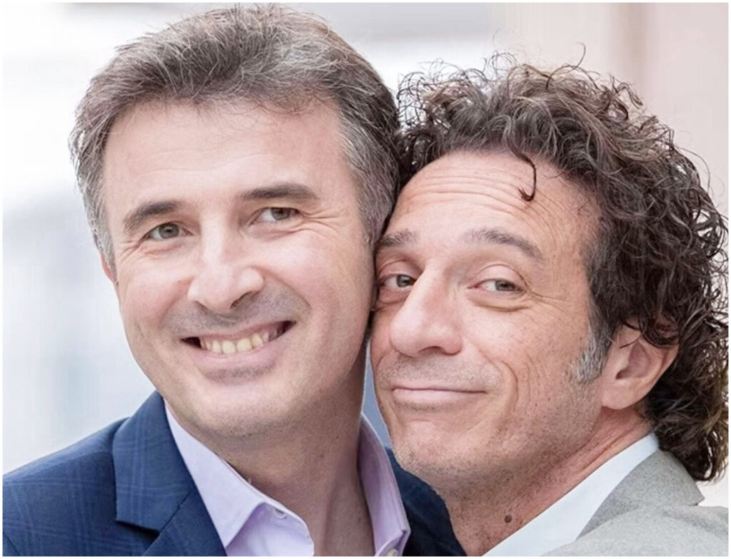 Il primo Natale vede il ritorno di Ficarra e Picone alle prese con un furto in TV iconico