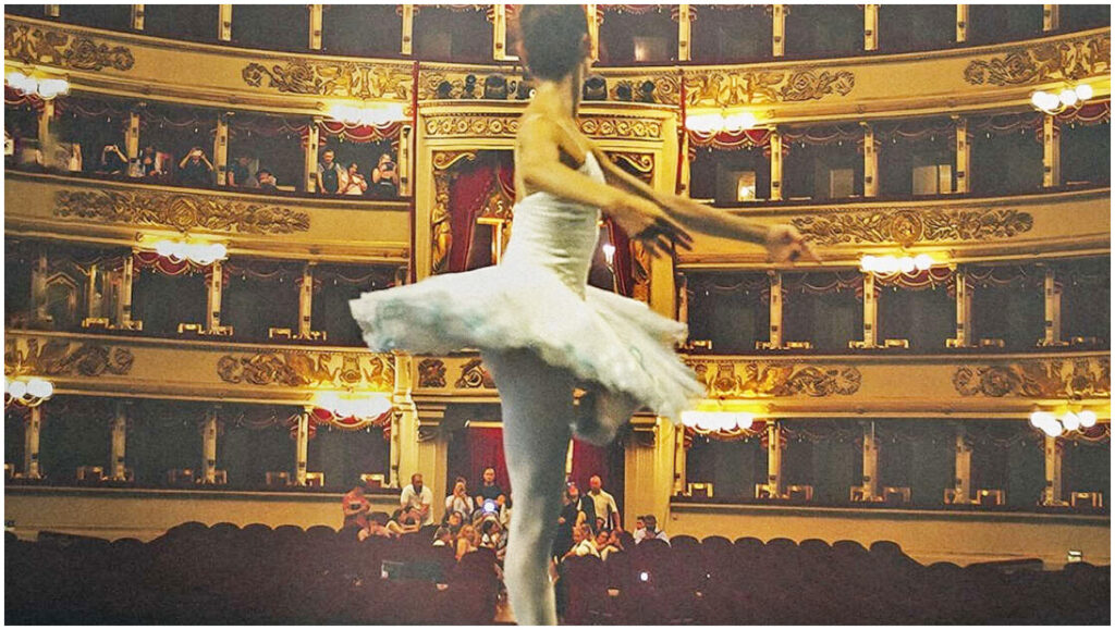 Il sogno bianco esplora il cuore de Il Lago dei Cigni e la magia del Teatro alla Scala