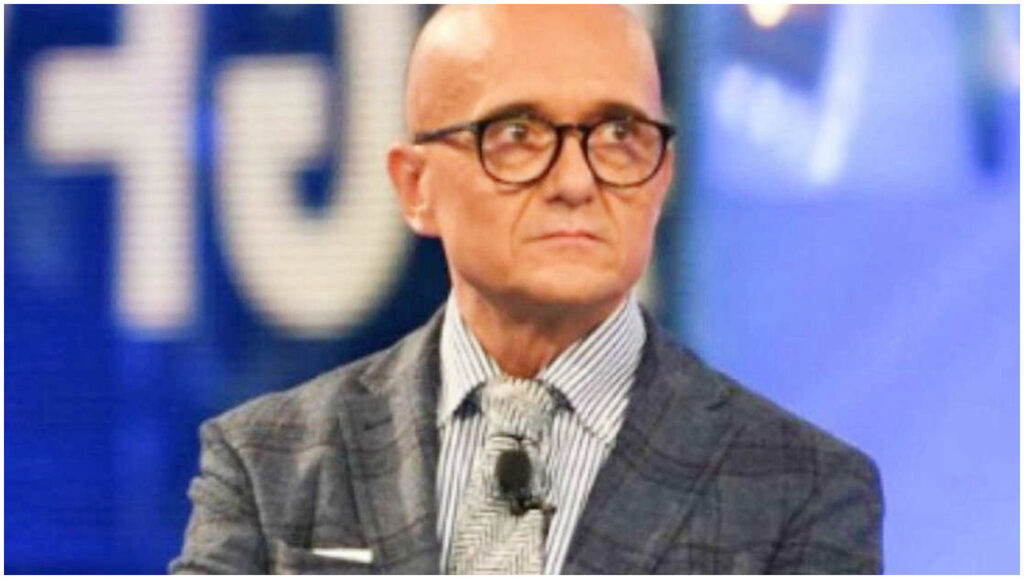 Alfonso Signorini: il legale aggiorna sulle accuse a Corona, il conduttore non è indagato