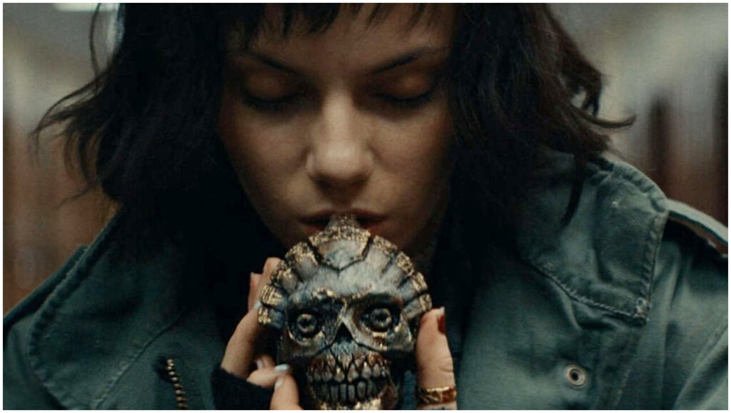 Whistle Il richiamo della morte presenta teaser trailer e poster con Dafne Keen