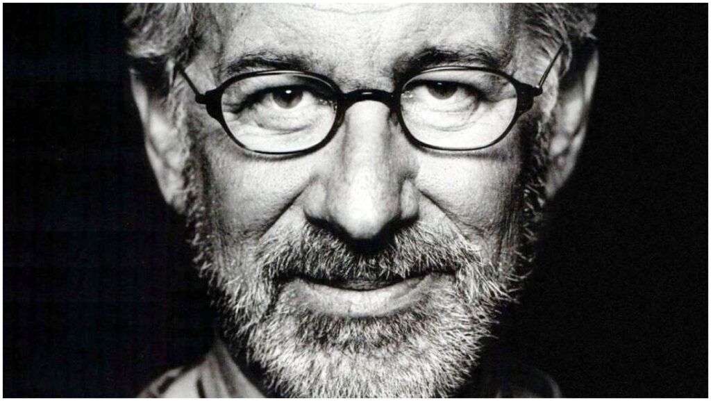 Steven Spielberg anticipa il suo film sugli UFO con un poster a Times Square svelando dettagli