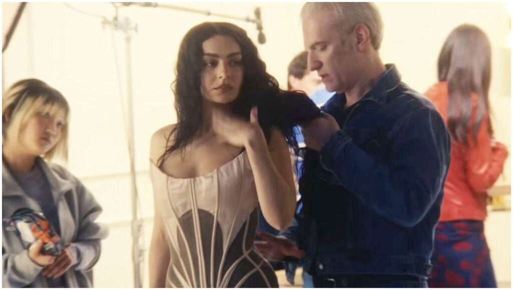 The Moment, Charli XCX debutta come attrice nel trailer tra realtà e finzione.
