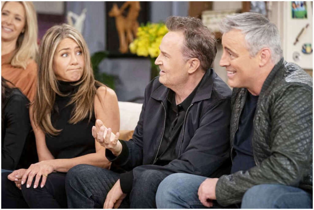 Matthew Perry, il cast di Friends celebra la sua memoria con un tributo a due anni dalla scomparsa