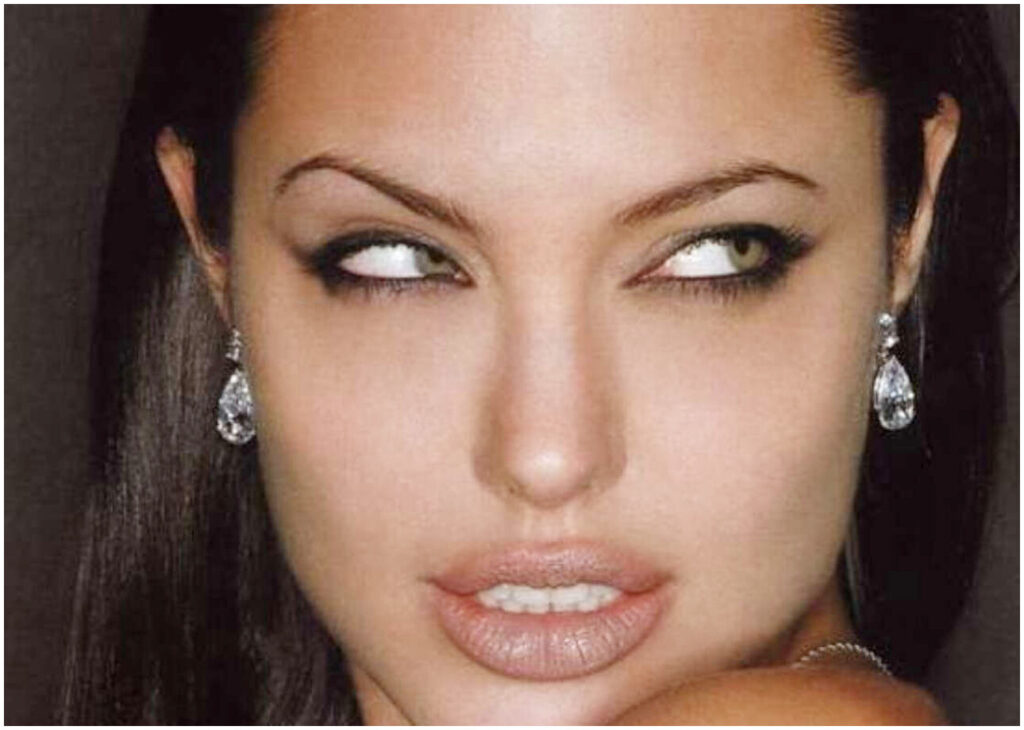 Angelina Jolie, il thriller cyberpunk su Netflix conquista le classifiche dopo 30 anni di attesa