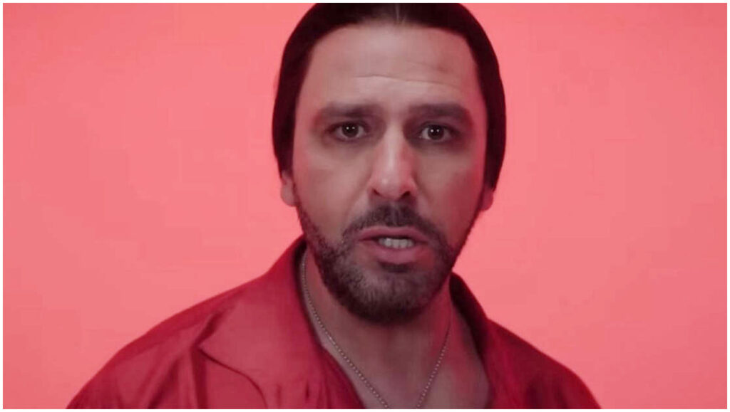 Checco Zalone pubblica il video del nuovo brano La prostata inflamata.