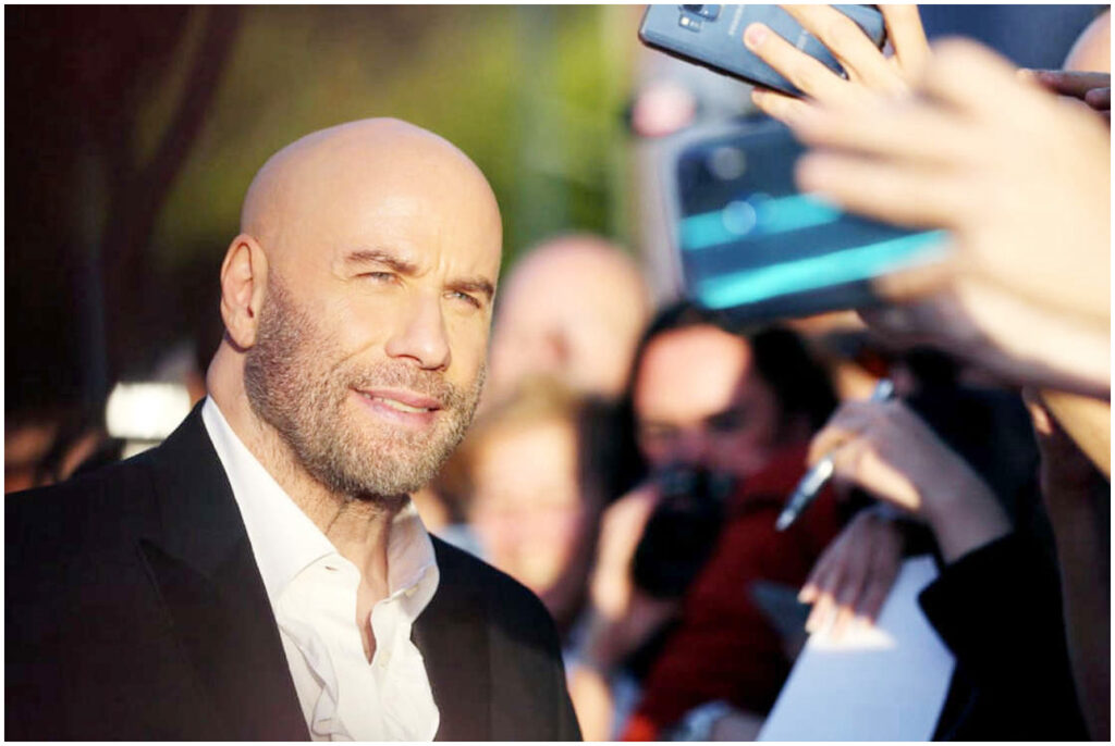 John Travolta, documenti giudiziari rivelano l’ipotesi su Riley Keough come madre biologica