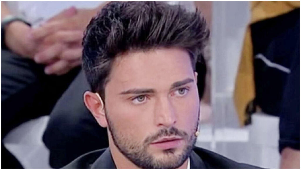 Corona attacca Davide Donadei per le sue foto a letto con Signorini in abiti di latex