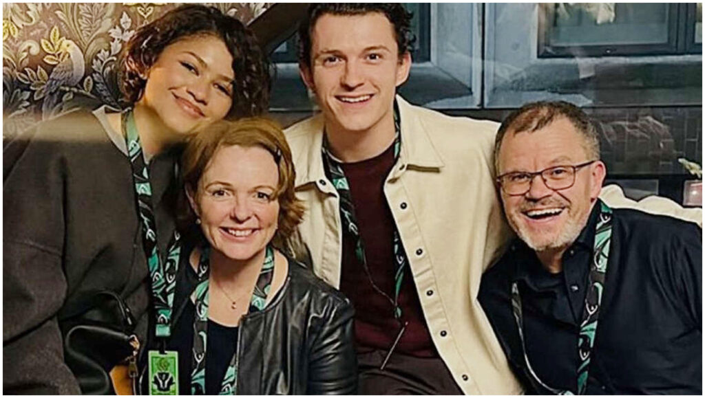 Tom Holland e Zendaya a Londra con la famiglia dell’attore di Spider-Man, scatti inediti