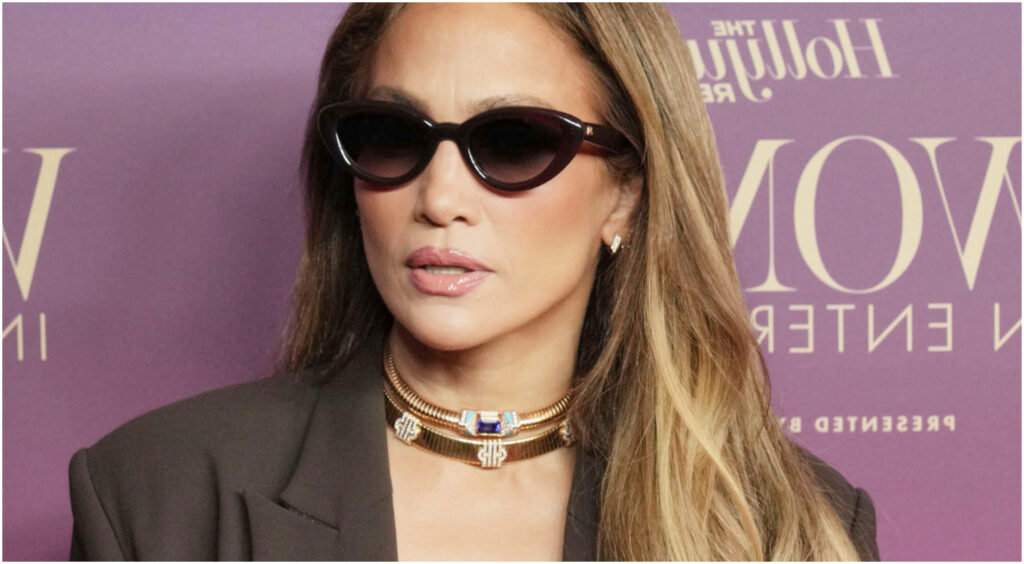 Jennifer Lopez incanta al matrimonio del miliardario indiano con un sari pregiato e collana di smeraldi