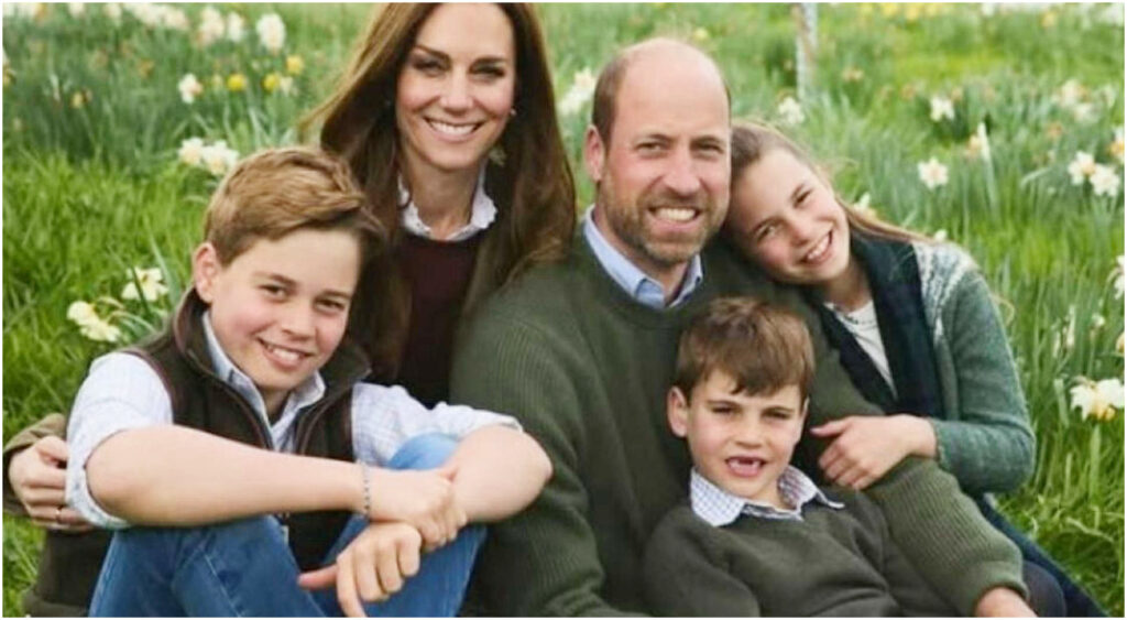 Kate e William condividono una dolce foto natalizia con i figli, sorridenti sull’erba. Dove festeggeranno?