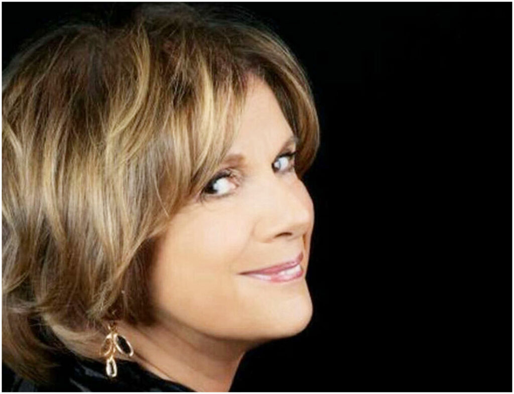 Lella Costa al teatro Carcano illustra il genio di Manzoni e coinvolge il pubblico con un quiz