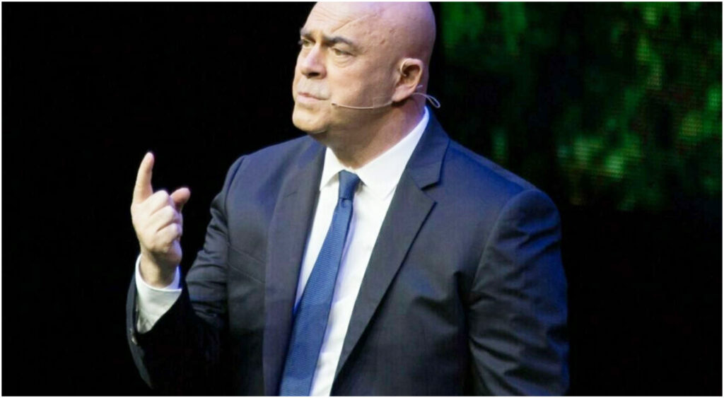 Maurizio Crozza festeggia 66 anni: riflessioni sulla carriera, le imitazioni e la vita familiare.