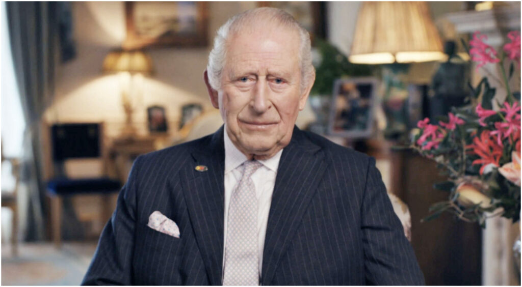 A Natale Carlo domina la scena: il curioso regalo di Anna e il suo trono inaspettato