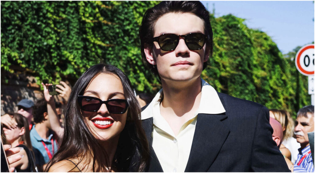 Olivia Rodrigo vive un momento difficile dopo la rottura con Louis Partridge alla festa di Lilly Allen