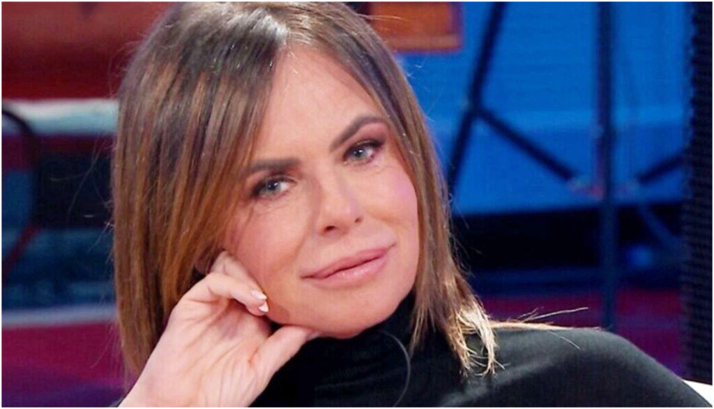 Paola Perego scivola e cade dalle scale durante una diretta al GialappaShow: i dettagli dell’incidente