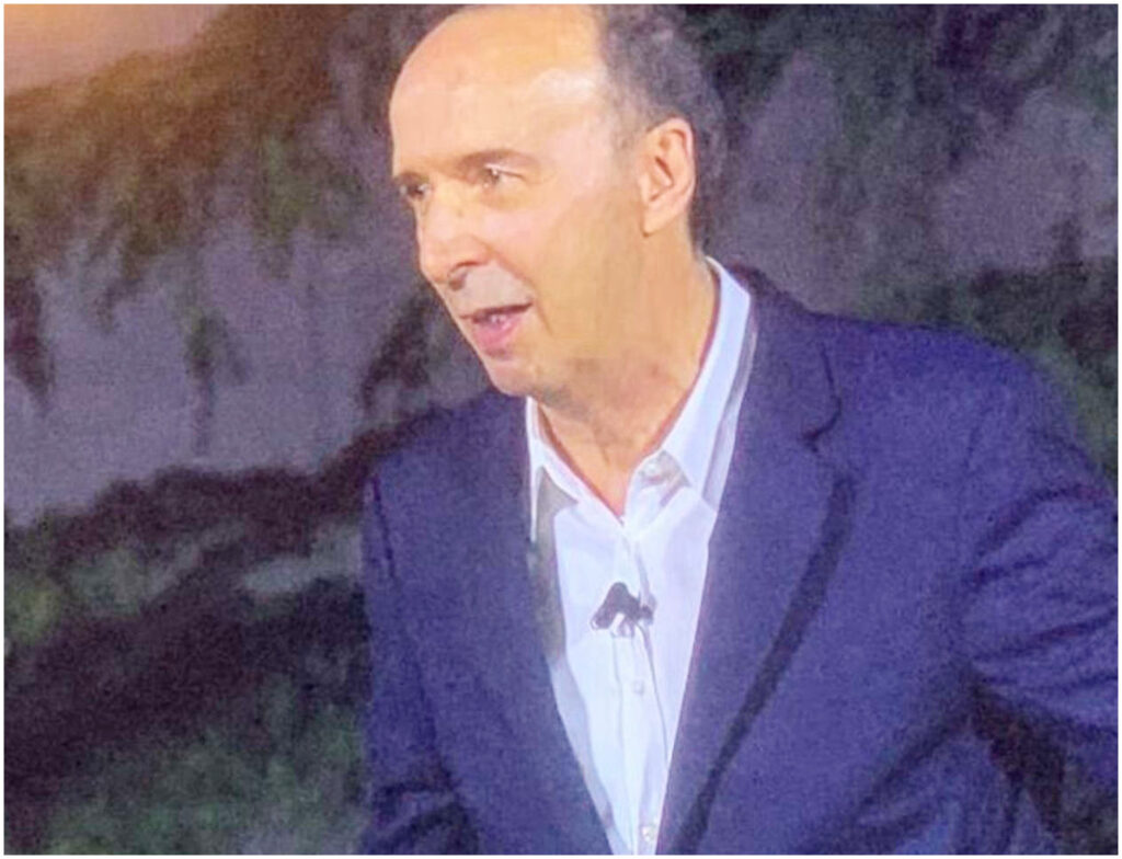 Roberto Benigni sottotona al Tg1 e si emoziona nel talk su Pietro: “Non me lo merito”