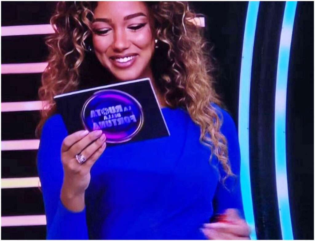 Samira Lui sorprende a La Ruota della Fortuna con la battuta sul dito medio in diretta