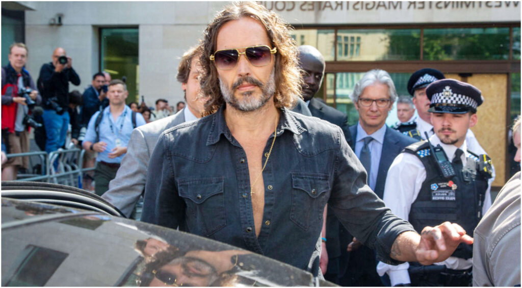 Russell Brand accusato di stupro da due nuove donne, processo in arrivo a gennaio per l’ex di Katy Perry