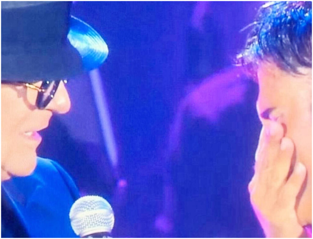 Sal Da Vinci emoziona il pubblico in concerto a Stasera Che Sera con parole toccanti sulle sue ambizioni