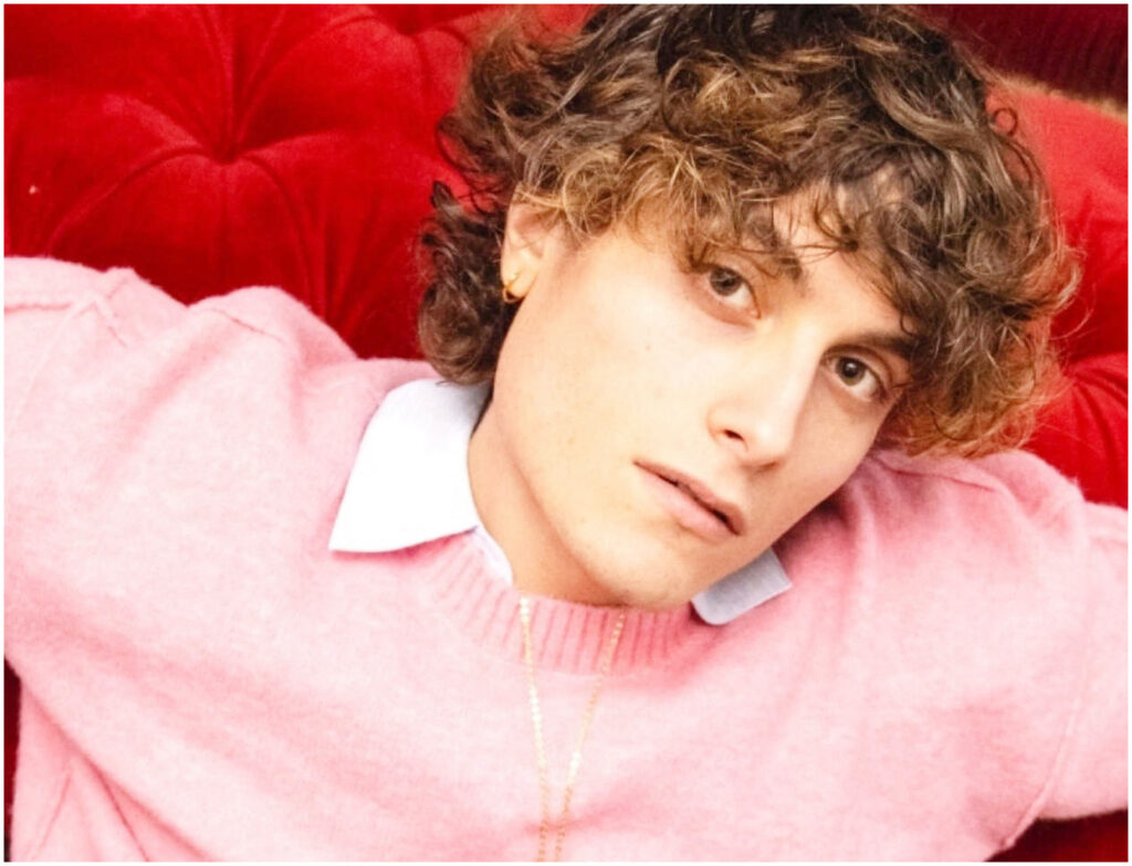 L’abbraccio di mamma, la voce stonata e la speranza di Sanremo Giovani come un sogno impossibile