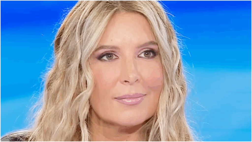 Selvaggia Lucarelli provoca discussioni sul trono Over di Maria De Filippi con una foto ambigua