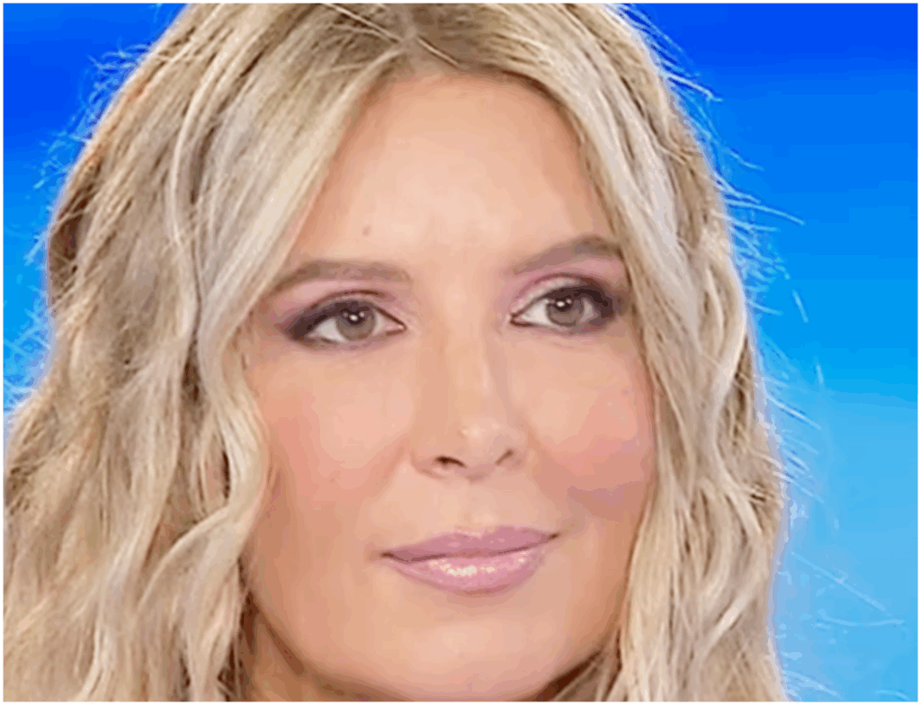 Selvaggia Lucarelli stuzzica il pubblico del trono Over di Maria De Filippi con una foto intrigante