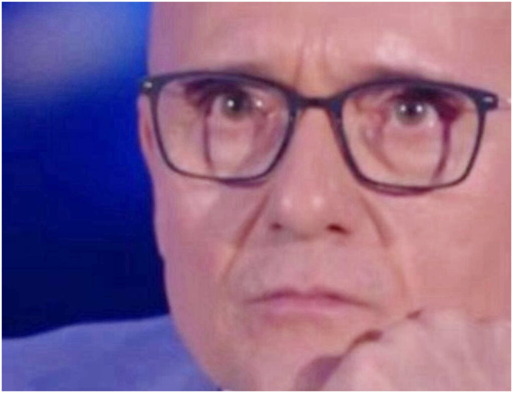 Signorini torna in TV dopo l’ultima polemica e nell’intervista emergono nuovi interrogativi