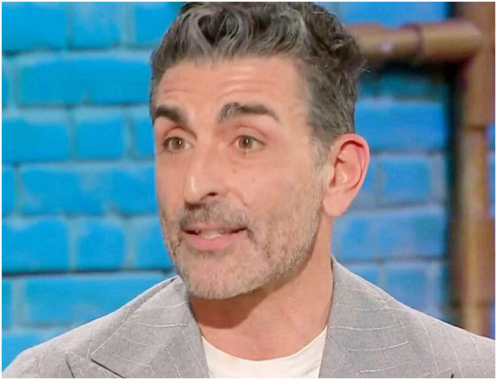 Simone Di Pasquale racconta la sua difficile scelta di andare in scena il giorno del funerale della madre