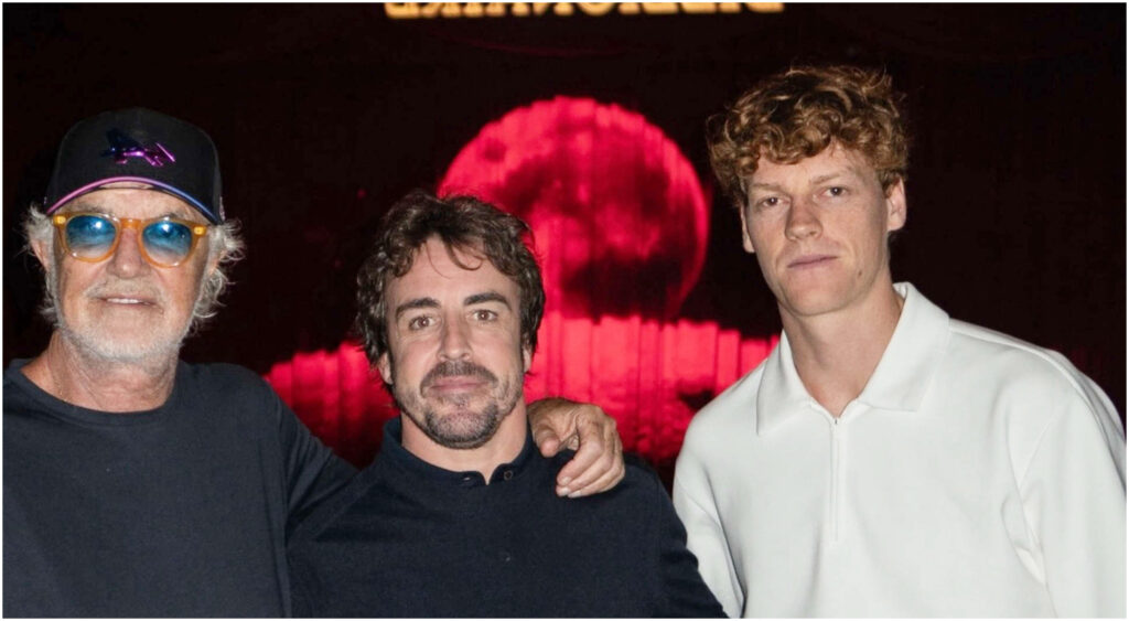 Sinner festeggia a Dubai con Flavio Briatore e la fidanzata Laila Hasanovic dopo le Maldive