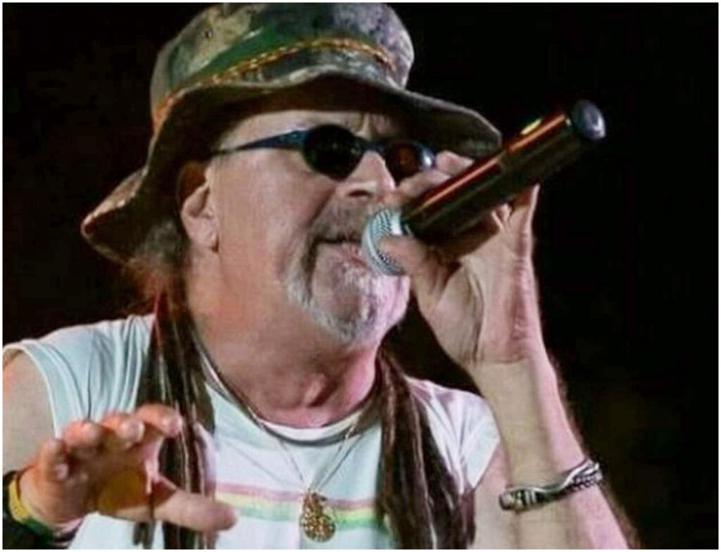 Sir Oliver Skardy e Pitura Freska: un passato da bidello e un futuro nella scrittura musicale.