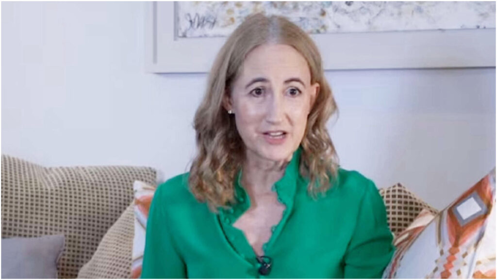 Sophie Kinsella, la celebre autrice di I love shopping, è morta: emergono i motivi del decesso