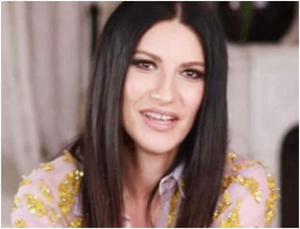 Laura Pausini abbandona i social e cambia numero di telefono per combattere stress e ansia