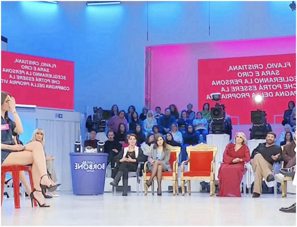 Uomini e donne: il bacio tra Martina e le lacrime di Nicole segna un nuovo capitolo tra le corteggiatrici