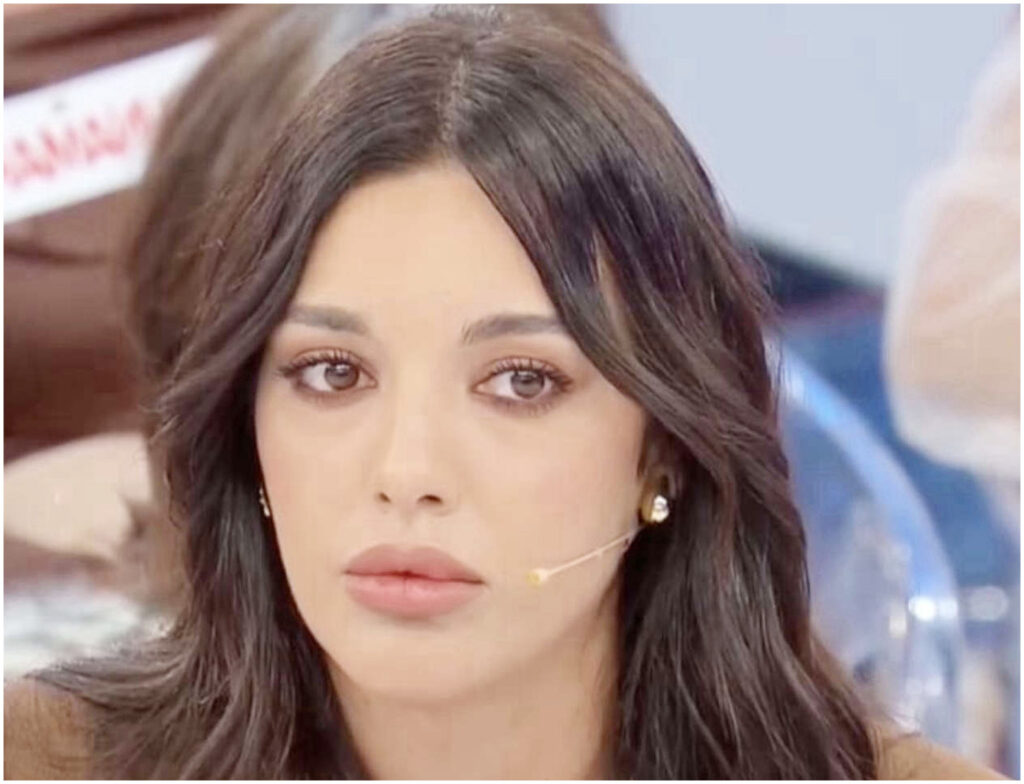 Sara di Uomini e donne sorprende tutti: bacio a Tomas, poi l’eliminazione e le lacrime.