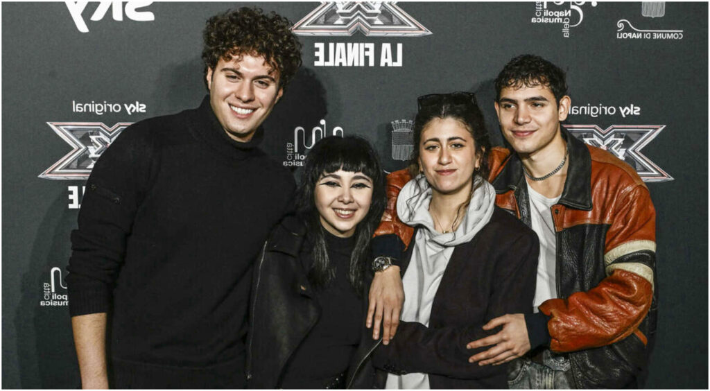 I quattro finalisti di X Factor a Napoli: Delia viscerale, eroCaddeo intimo, PierC autentico e rob energica si sfidano.