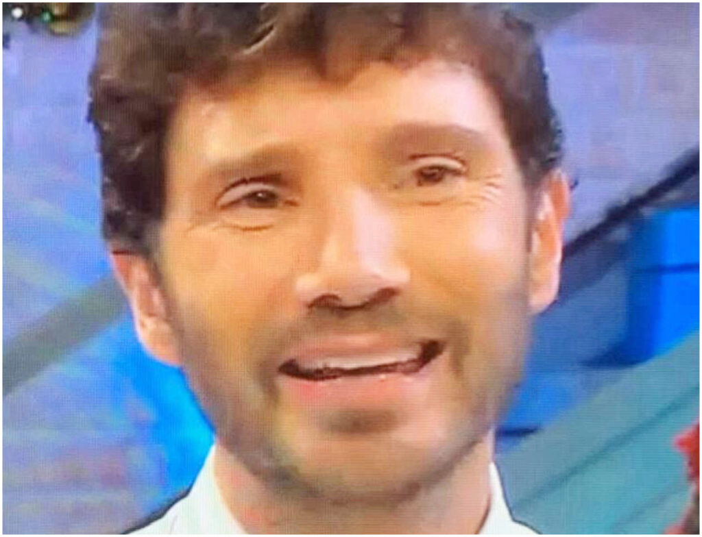 Affari tuoi, gaffe di De Martino genera imbarazzo: utilizza la censura per gestire la situazione